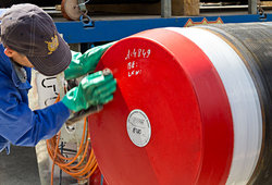 Anbringen der roten KappenWerkseitig vorgefertigtes FW-T-Rohr mit drei Abzweigen