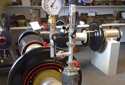 Tous les réseaux TUBE FW ENVELOPPE ACIER sont construits de façon étanche au vide pour permettre à tout moment de contrôler l’état du tube intérieur et du tube extérieur au moyen de la pression du vide